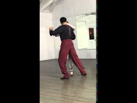 عجوز تحتفل بعيد ميلادها الـ92 بالرقص