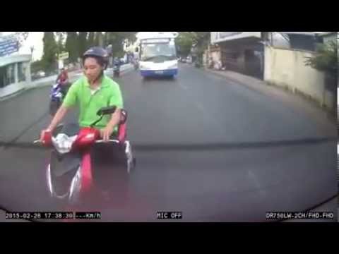 سائق حافلة يلقن قائد دراجة نارية درسًا قاسيا