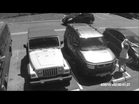 عجوز تنتقم من شاب سرق مكان سيارتها