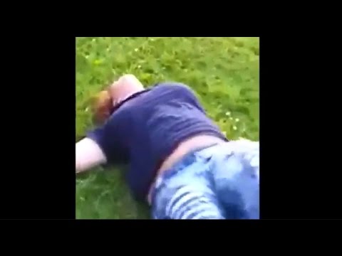 فتاة تقع في مشكلة كبيرة أمام صديقها