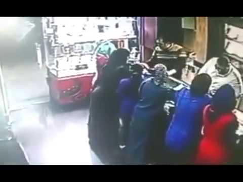 فتاة تتلقى صفعة قوية على وجهها