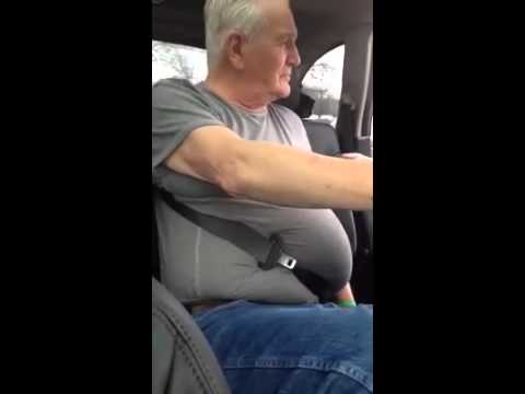 شاهد فيديو مضحك لرجل علق بحزام الأمان