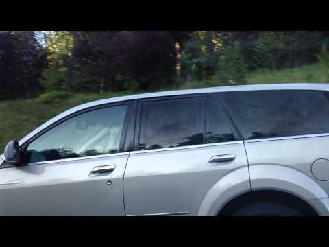 سيدة تكوي شعرها أثناء قيادة سيارتها