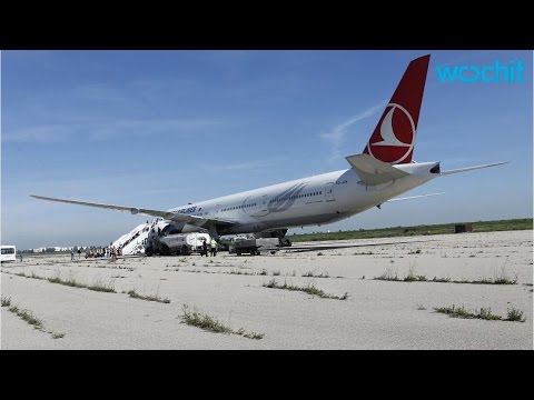 بالفيديو طائر يصطدم بمقدمة طائرة تركية