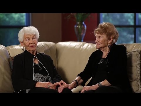 أم تلتقي بابنتها بعد 77 عامًا من ولادتها