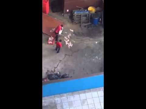 عمال كنتاكي ينظفون الدجاج على أرضية خرسانية