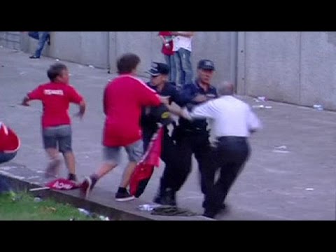 شاهد نصير لبينيفيكا يتعرض للضرب على يد الشرطة