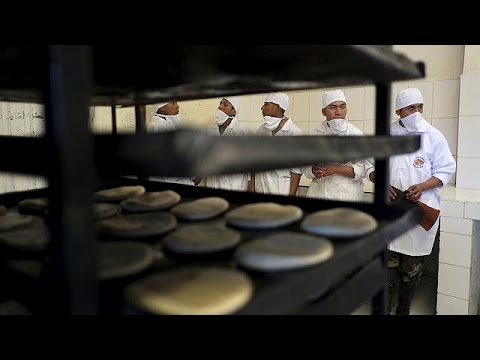 بالفيديو الجيش البوليفي يعجن خبزا