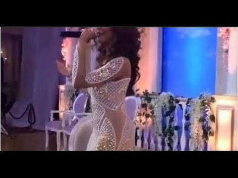 دنيا بطمة بفستان شفاف في حفلة بالخليج