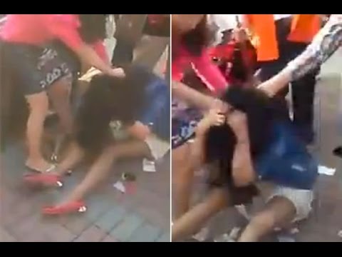 علقة ساخنة لعشيقة رجل على يد أسرة زوجته