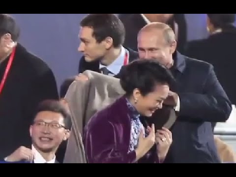 بوتين يضع معطفًا على كتف سيدة الصين الأولى