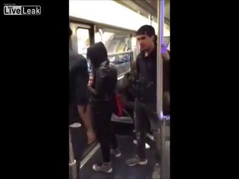 شاب يقذف فتاة خارج القطار لحظة تحركه