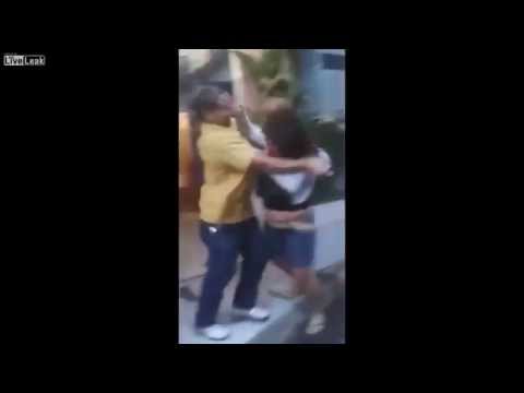 رجل يلقي بزوجته في المجاري