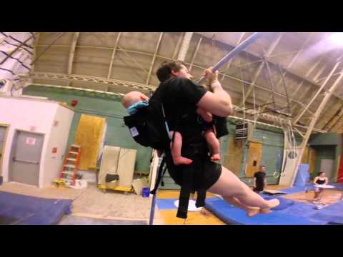 سيدة حامل في توأم تسير على يديها