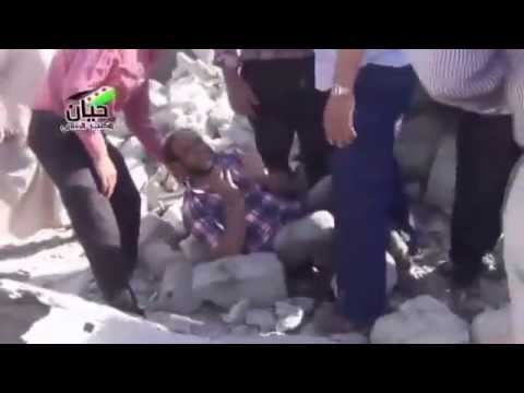 شاهد سوري يبكي فقدان ابنه بعد سقوط برميل متفجر عليه