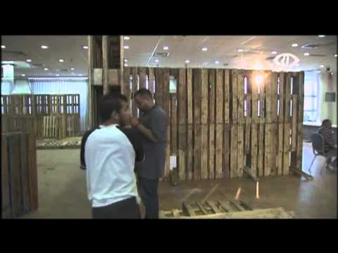 الفلسطيني آزاد شمس يبدع في تحويل المنصات الخشبية المستعملة إلى قطع أثاث