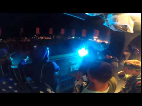 فتاة تسقط من قارب على نحو غريب