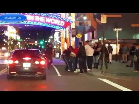 شرطي أميركي يعتقل امرأة لحيازتها سلاحًا