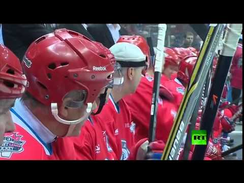 الرئيس الروسي فلادمير بوتين يستعرض مهاراته في هوكي الجليد