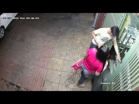 شاب يستغل خلو الشارع من المارة ليلاحق فتاة