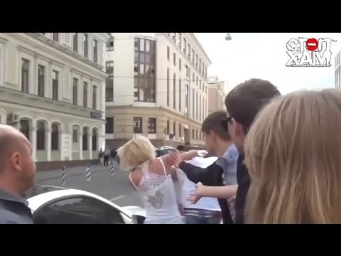 بالفديو حسناء تنهال بالضرب على شاب في روسيا