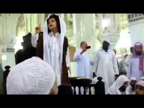 طفل يدهش المصلين في المسجد الحرام بخطبة جريئة
