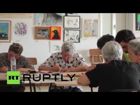 جدات برتغاليات يمارسن فن الجداريات