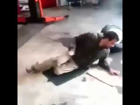 شاب يجلس على قنبلة ويصور نفسه وهي تنفجر