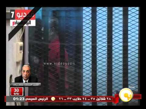 بالفيديو مرسي يشير بعلامة بيديه أثناء جلسة قضية التخابر مع قطر