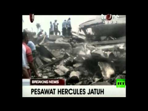 طائرة عسكرية تسقط فوق فندق ومنازل في اندونيسيا