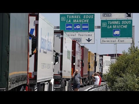 شاهد عمال فرنسيون يغلقون نفق بحر المانش