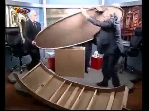 خناقة وتحطيم ديكور بين ضيفين على الهواء مباشرة