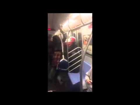رجل يضرب امرأة على متن القطار
