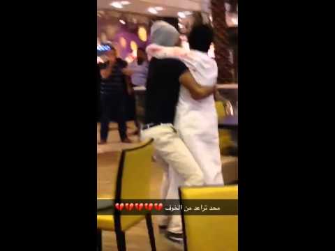 مشاجرة عنيفة بين شابين في السعودية