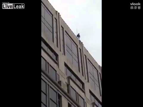 لحظة انتحار رجل من أعلى مبنى شاهق في الصين