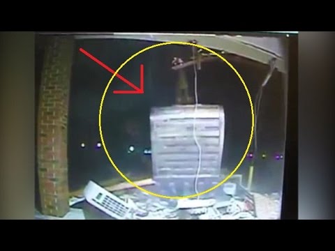فيديو سرقة آلة سحب نقود من جدار مصرف