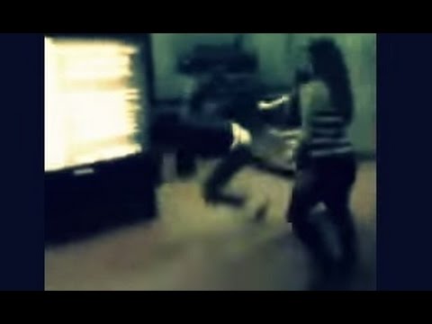 فتيات يشتبكن مع لص سرقهن بالإكراه