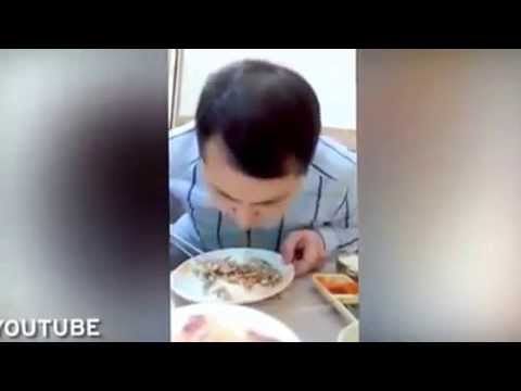 رجل جائع يأكل إخطبوطًا حيا على العشاء