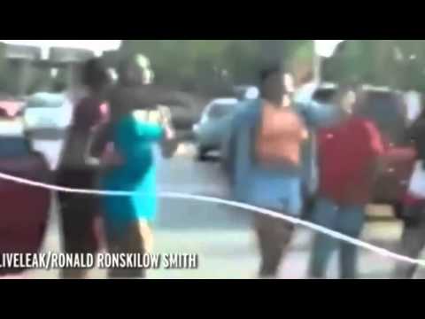 سيارة تدهس نساء أثناء مشاجرتهن في الشارع