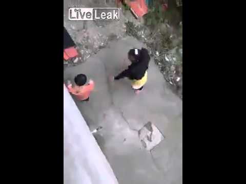 امرأة تضرب طفلاً بطريقة متوحشة