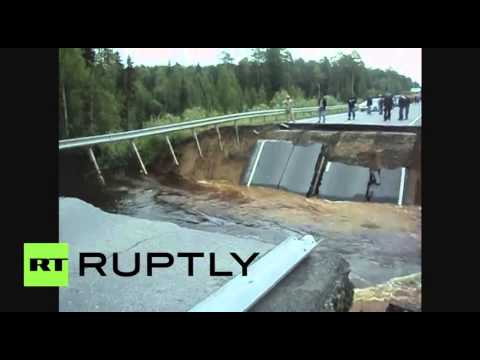 بالفيديو انهيار جسر كبير في تيومن الروسية