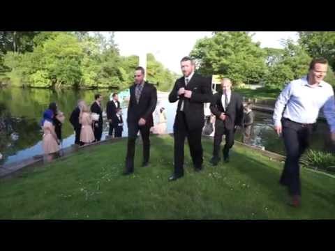 مصوِّرة تسقط فى بحيرة أثناء زفة العروسين