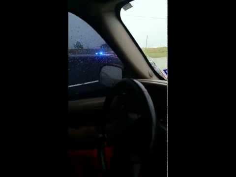 شرطي أميركي ينحشر بطريقة غريبة في باب سيارة
