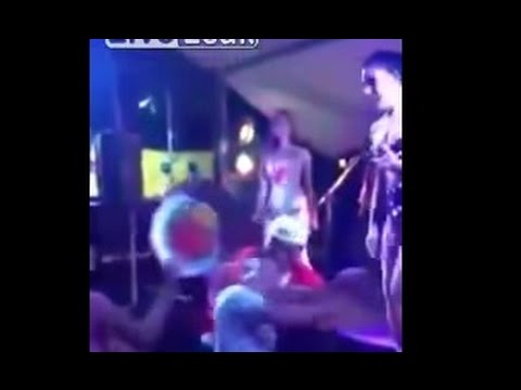 رد فعل سيدة رأت زوجها يغازل راقصة أمامها