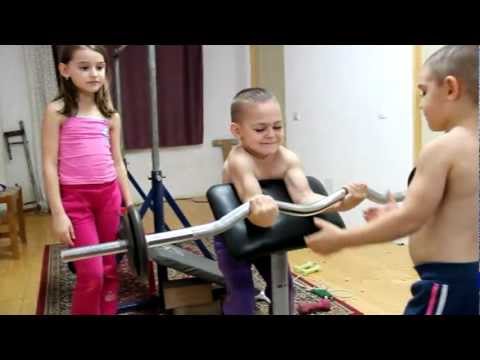 طفلين رشيقين يبنيان عضلات جسمهما