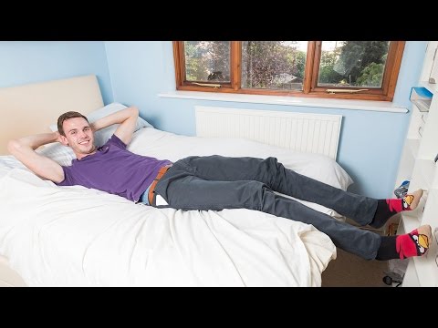 شاهد أطول طالب في بريطانيا لا يجد سريرًا يناسبه