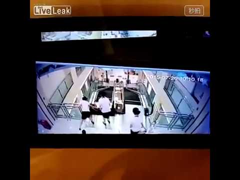 أم صينية تضحي بحياتها بين أسنان سلم كهربائي