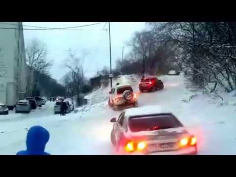 سيارات تحاول مقاومة الثلوج في فلاديفوستوك الروسية