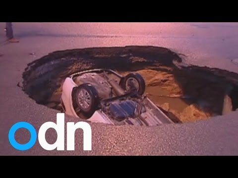 حفرة ضخمة تبتلع سيارة وسط أحد الطرق في الصين