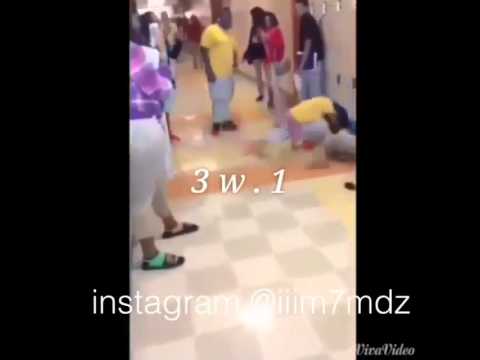 فتاة تلقن زميلتها درسًا قاسيًا داخل الحرم الجامعي